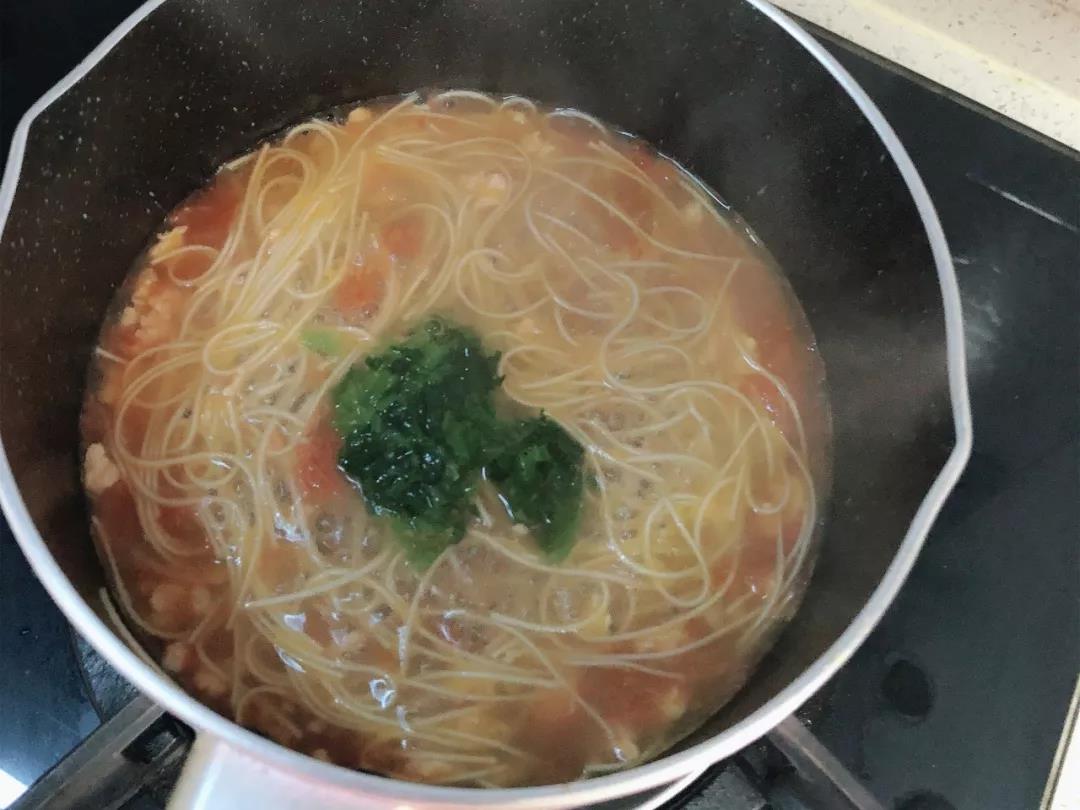 煮软后加入菠菜碎再煮30秒即可。