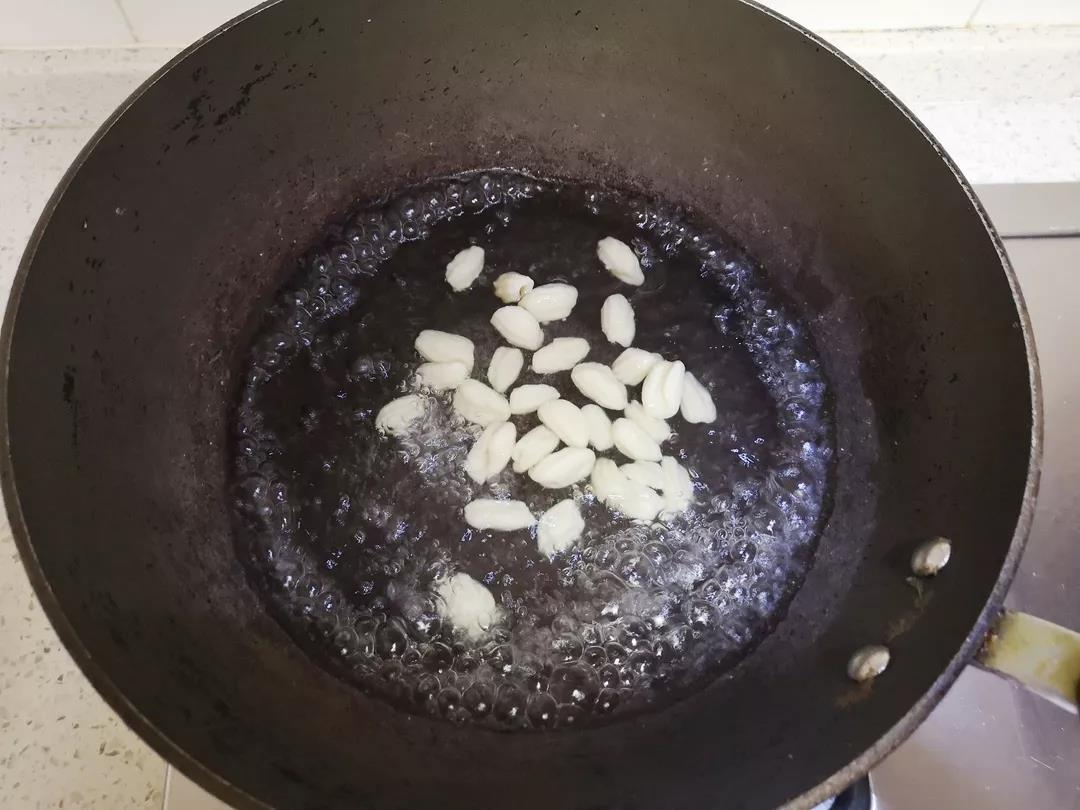 锅内加水烧开，放入面疙瘩煮熟，并过凉水备用。