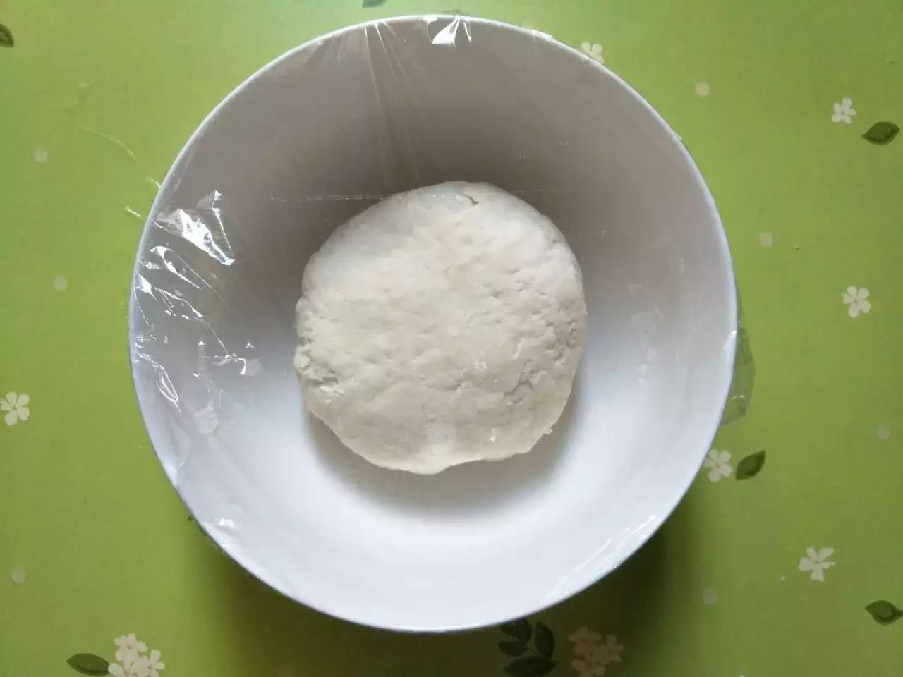 揉成光滑的面团，盖上保鲜膜醒20分钟。