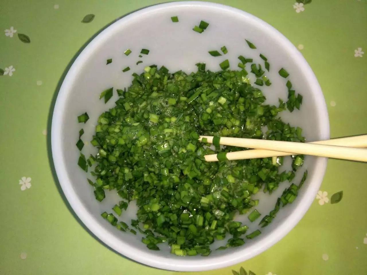 韭菜切碎，鸡蛋打进去搅匀。