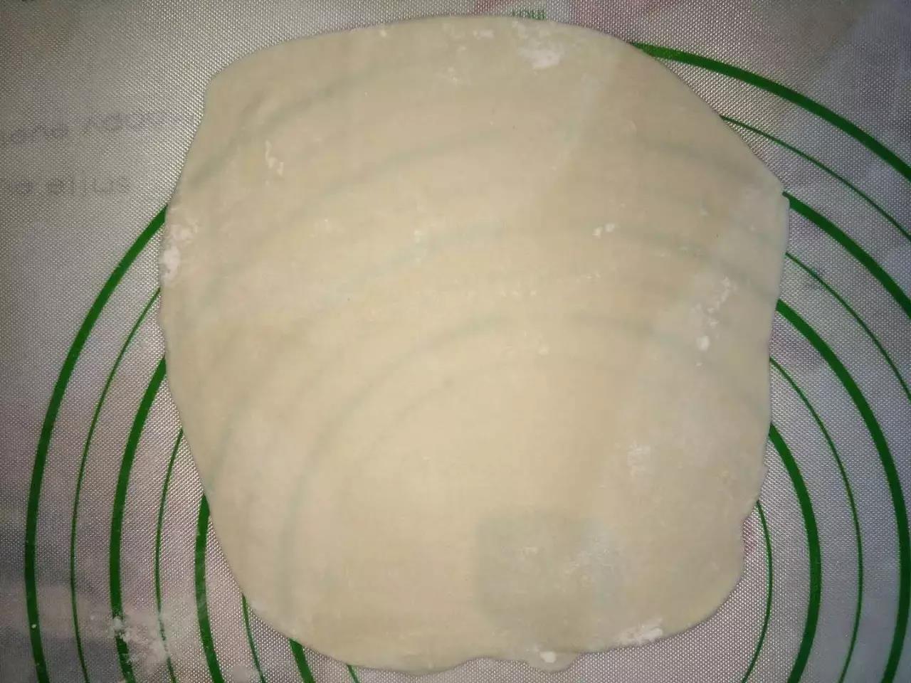 用擀面杖擀成薄面皮。