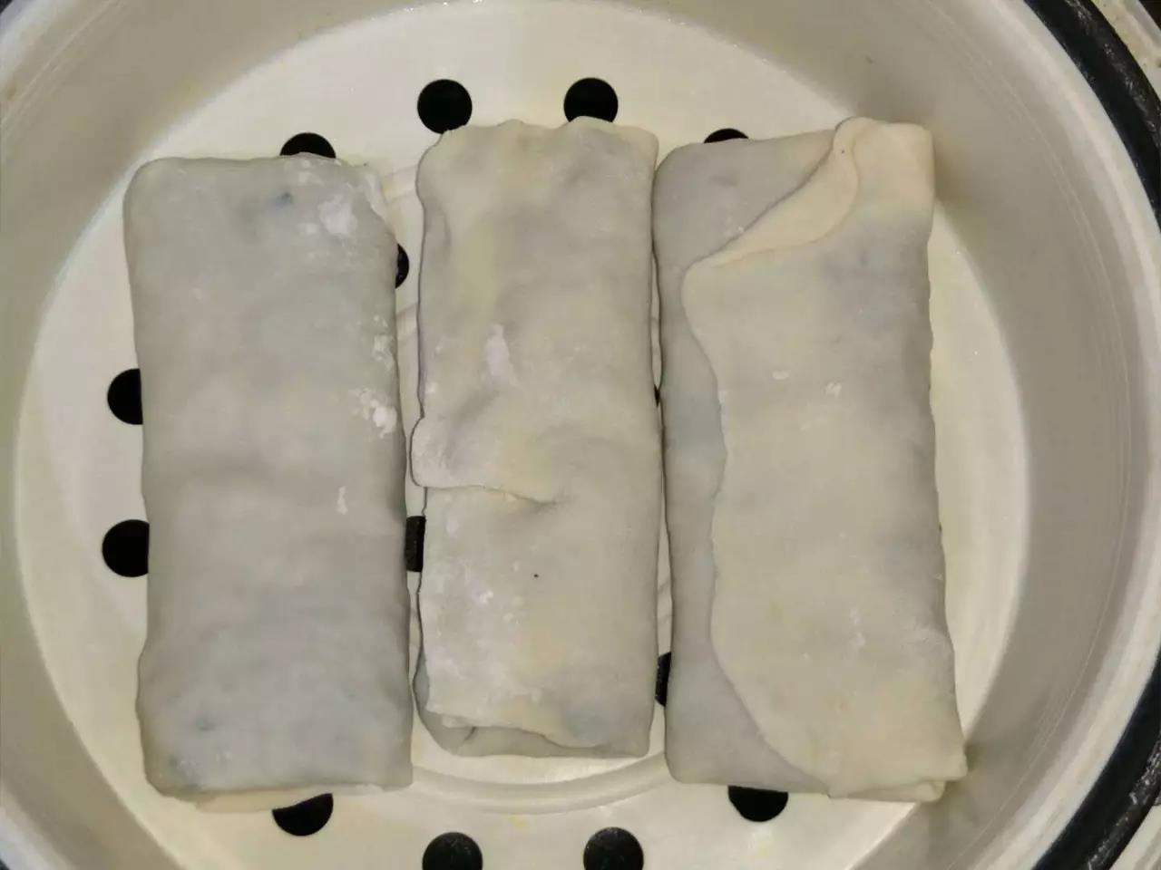 放到蒸屉上，凉水下锅，水开后中火蒸8分钟，焖两分钟出锅。