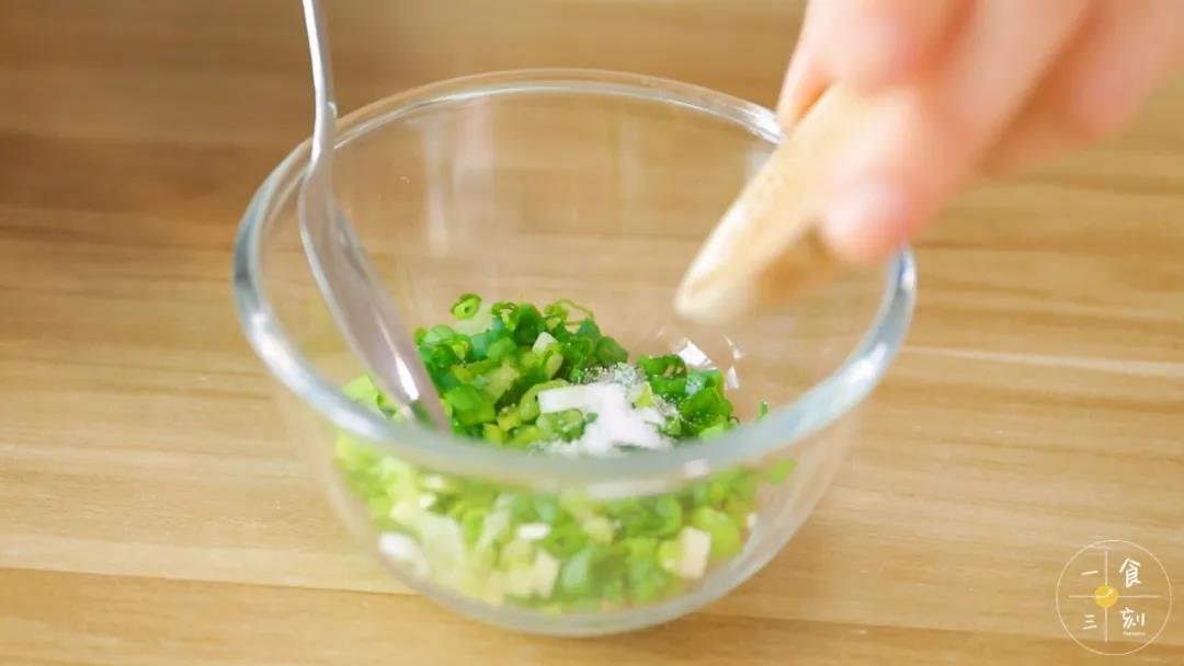 把葱切碎粒，加入适量的盐混合