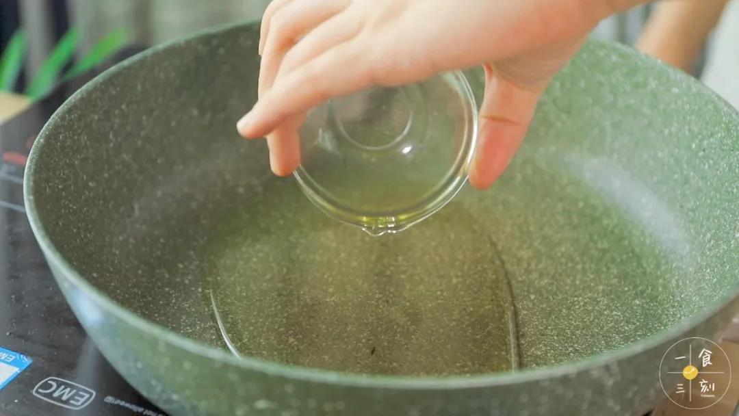 热锅倒油，煮至油滚