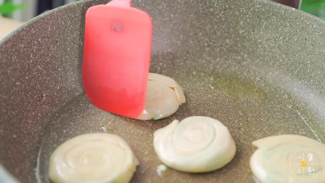 热锅涂油，中小火，放入葱油饼