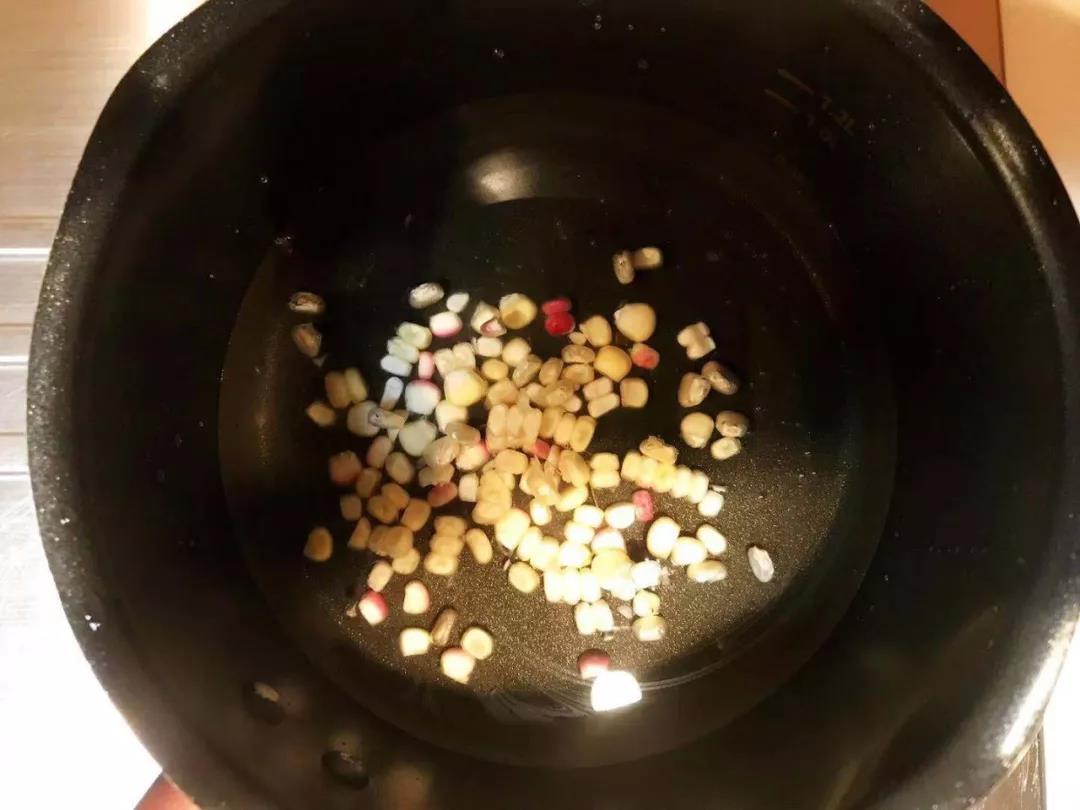 第3步：玉米粒加水煮熟。
