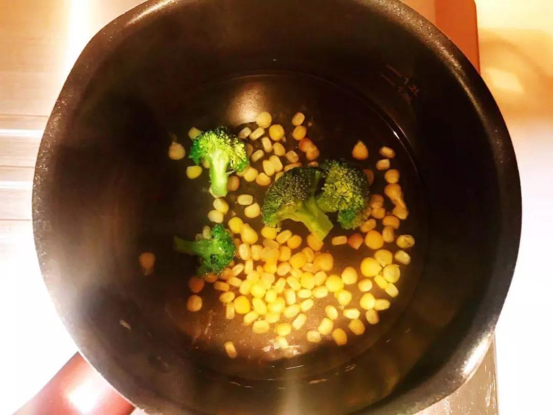 第4步：放入西兰花焯熟。