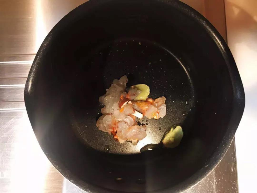 第8步：热锅抹油，放入姜片爆香，倒入虾泥。