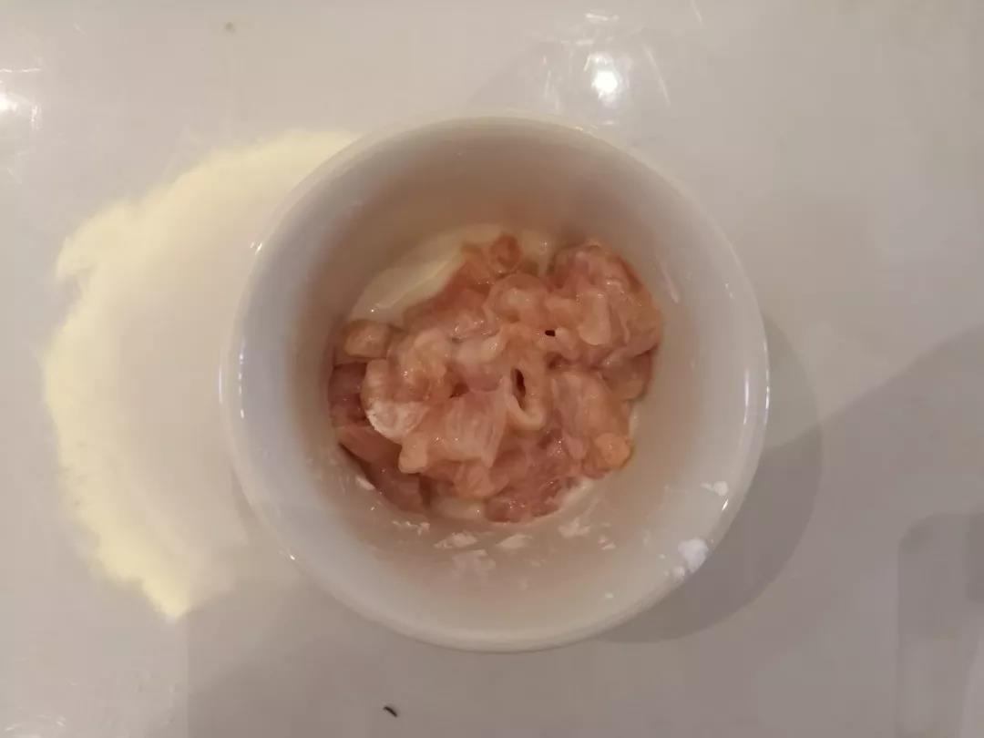 鸡肉洗净切丁，加入淀粉和少量清水，搅拌均匀。