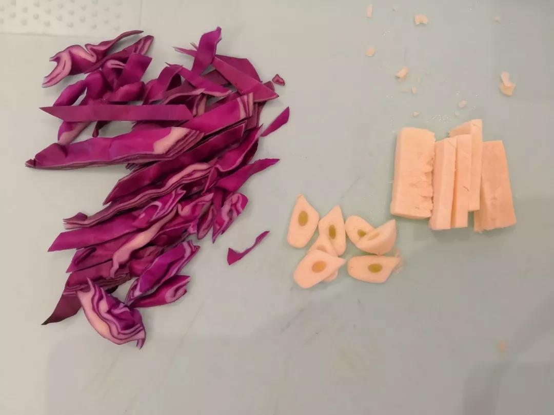 紫甘蓝洗净切丝，奶酪切小块，蒜切片。
