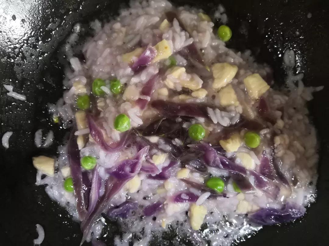 搅拌均匀，继续焖一会儿。