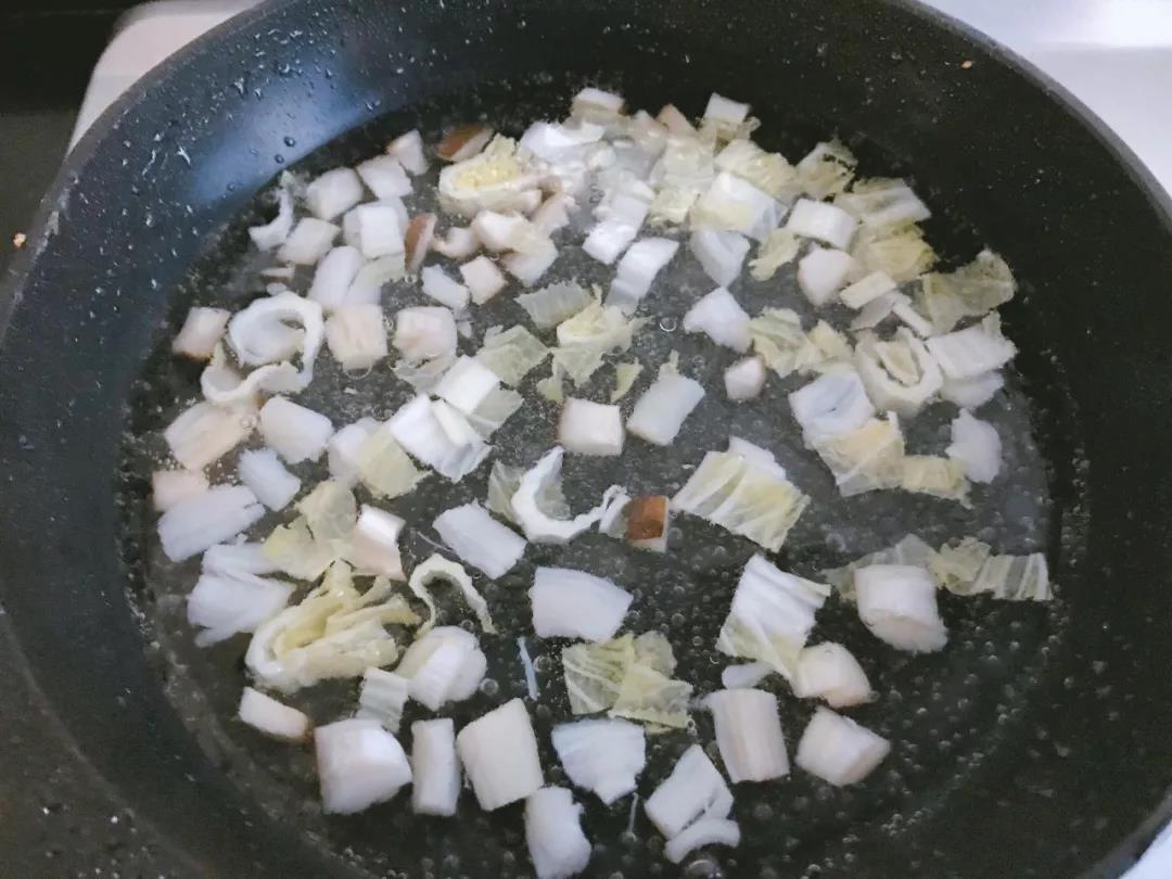 锅内倒水，放入干贝和娃娃菜一起煮熟。
