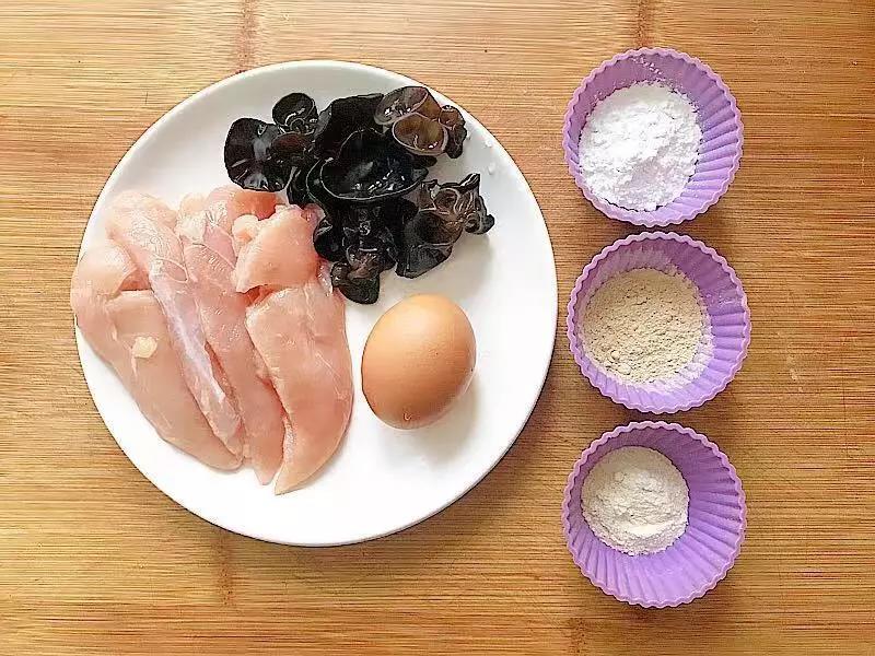 鸡肉、鸡蛋洗净备用，木耳提前泡发。