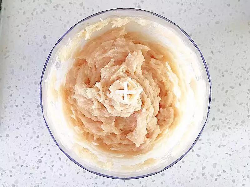 鸡肉、鸡蛋一起用料理机搅打成泥。