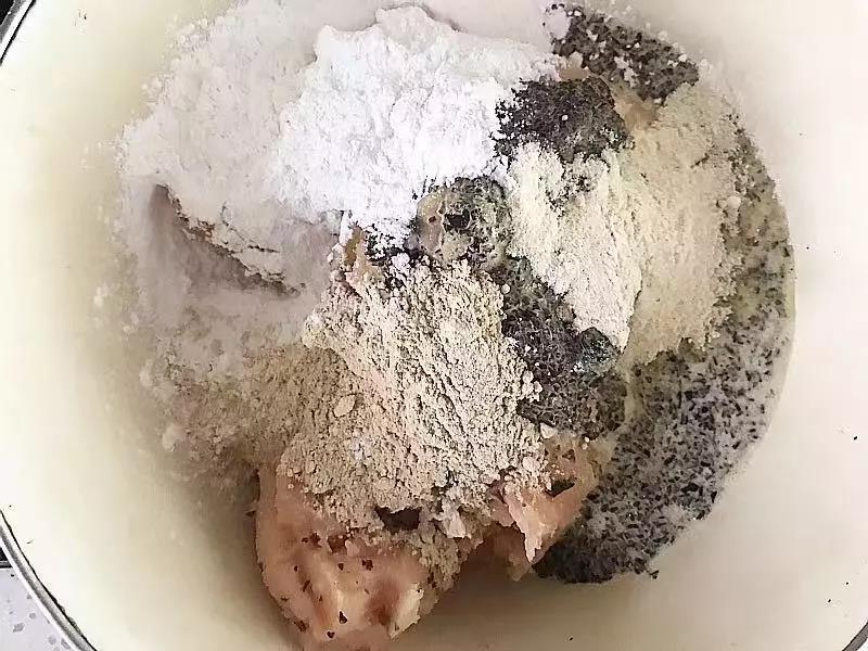 加入淀粉、香菇粉、大蒜粉搅拌均匀，已经吃过调味料的宝宝可以加入调味料。