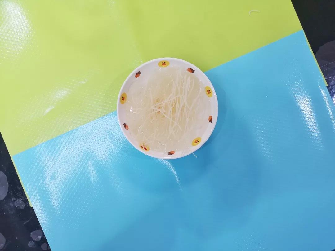 第2步：排粉掰断在温水中浸泡6-8分钟至变软。