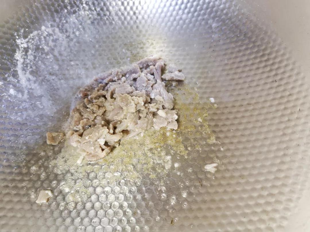 第5步：冷锅倒油开小火，放入牛里脊快炒，变色盛出。