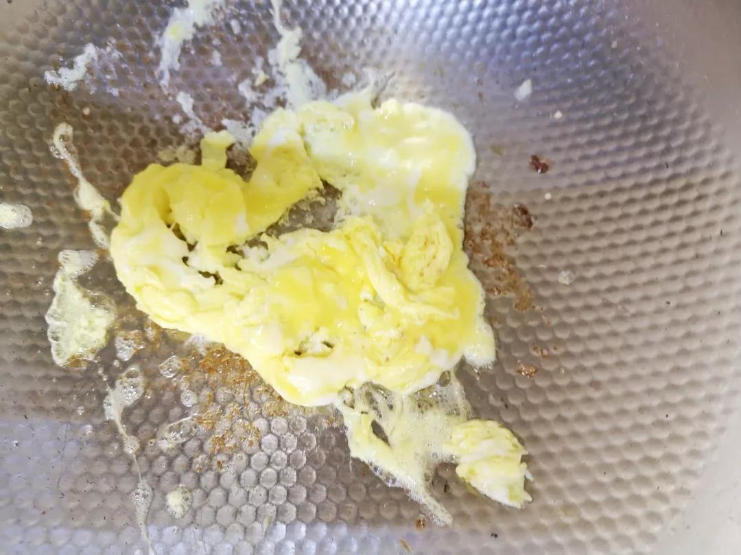 第6步：继续放入鸡蛋，翻炒至凝固盛出。