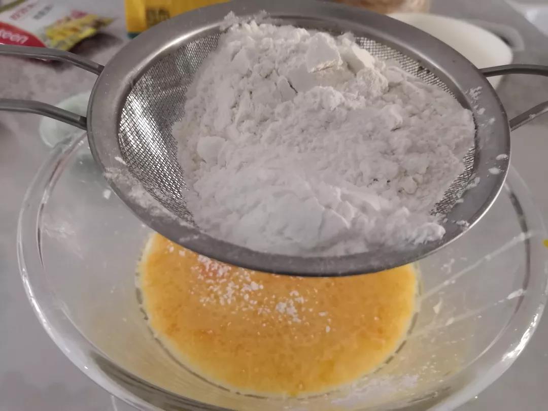 将低筋面粉、玉米淀粉和泡打粉过筛筛入容器内。