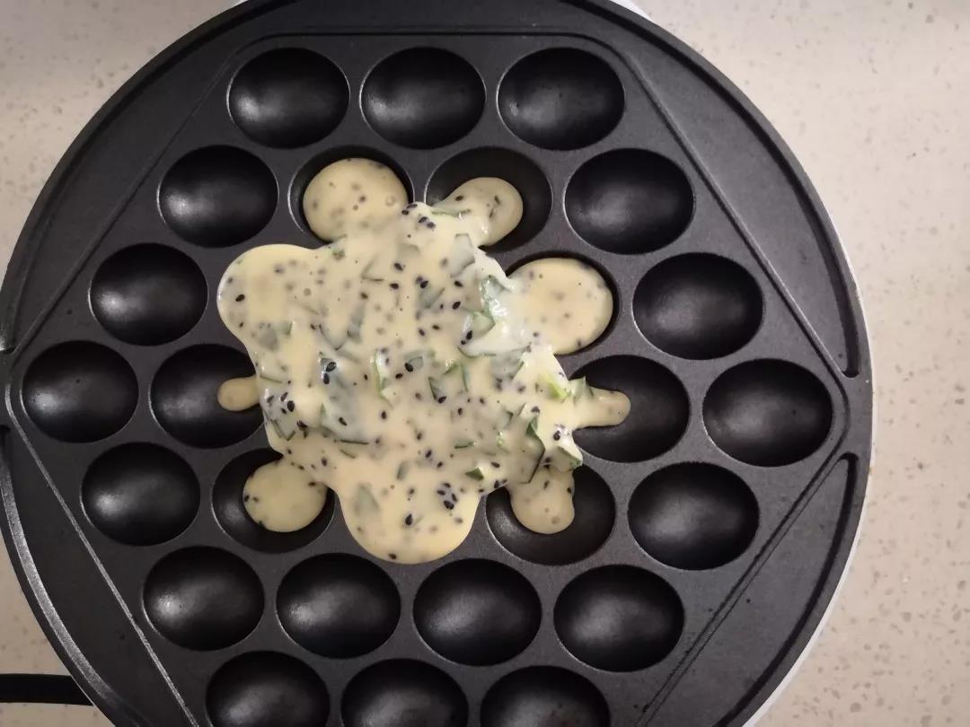 将蛋糕机预热，倒入适量面糊。