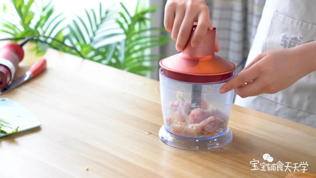 把鸡肉、杂蔬、秋葵籽和玉米淀粉、松茸粉一起放入搅拌机，搅拌成泥