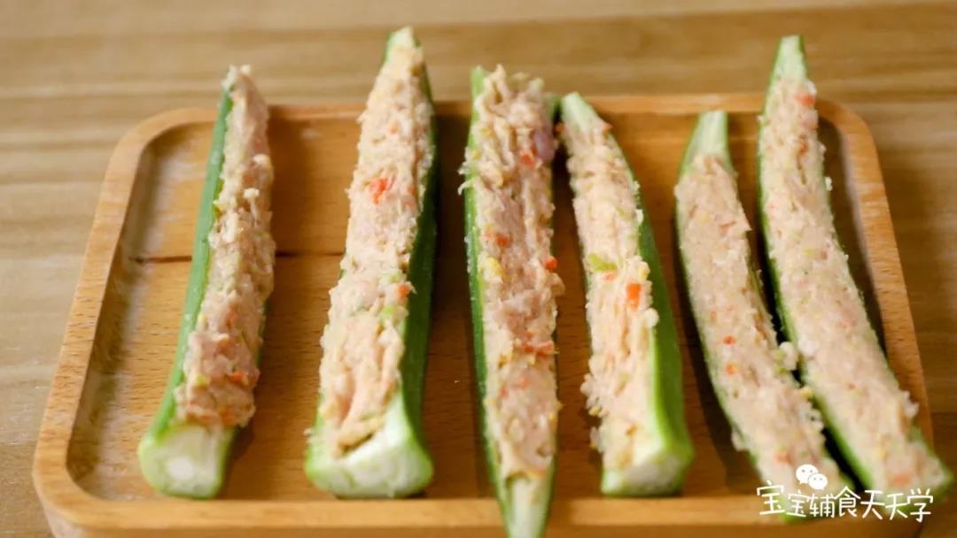 把鸡肉泥填充到秋葵上，铺平