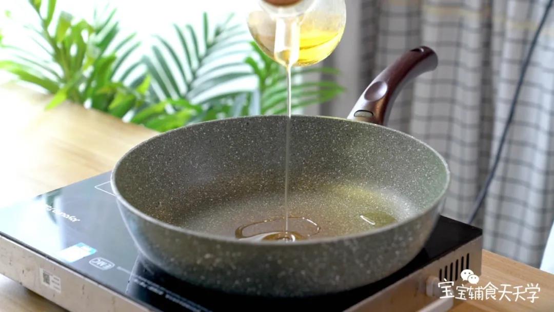 锅中倒入少许油，肉肉那面朝下
