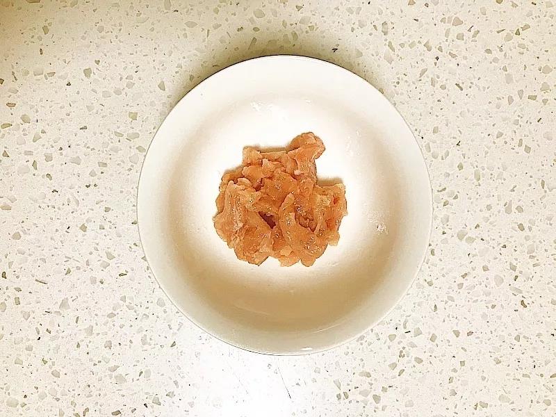 第3步：切好的猪肉丝，加入淀粉抓匀，腌制片刻使肉质更嫩。