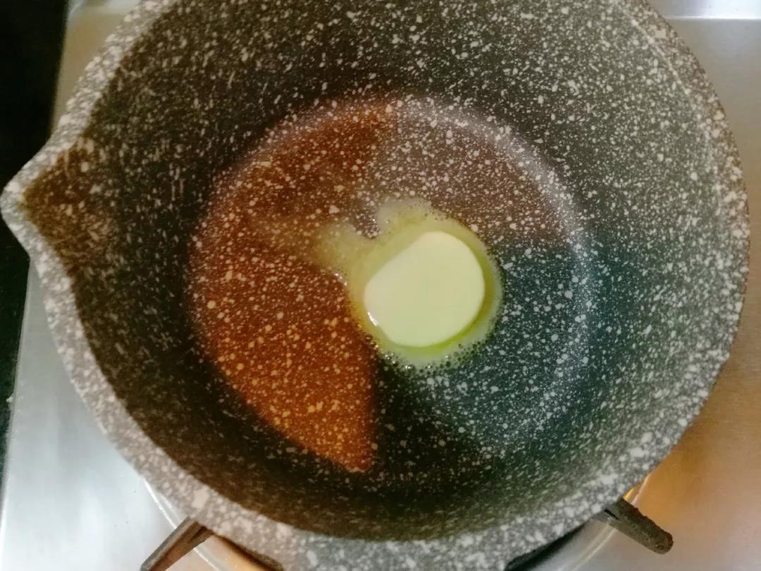 锅烧热加入黄油。