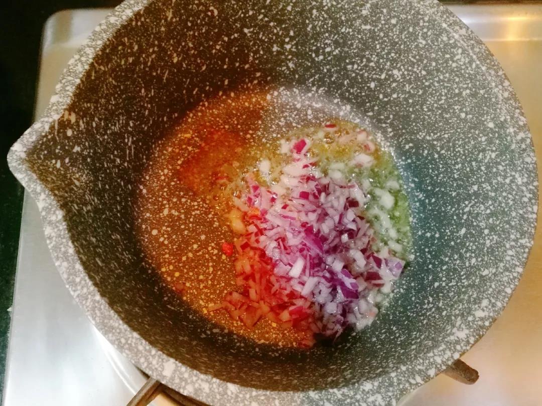 加入洋葱炒香。