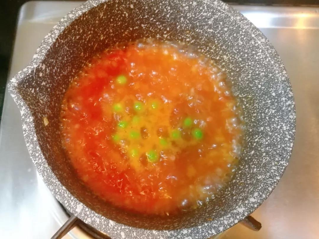 加入碎番茄翻炒，再加入开水转中火煮沸5分钟。