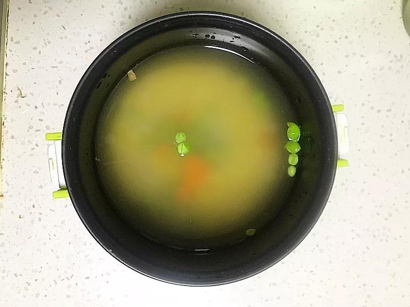 洗净的大米、小米、杂蔬共同放入锅中煮粥20分钟。