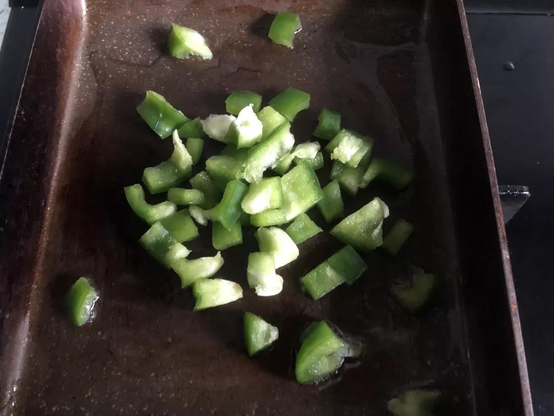 锅里放油，放入青椒翻炒。