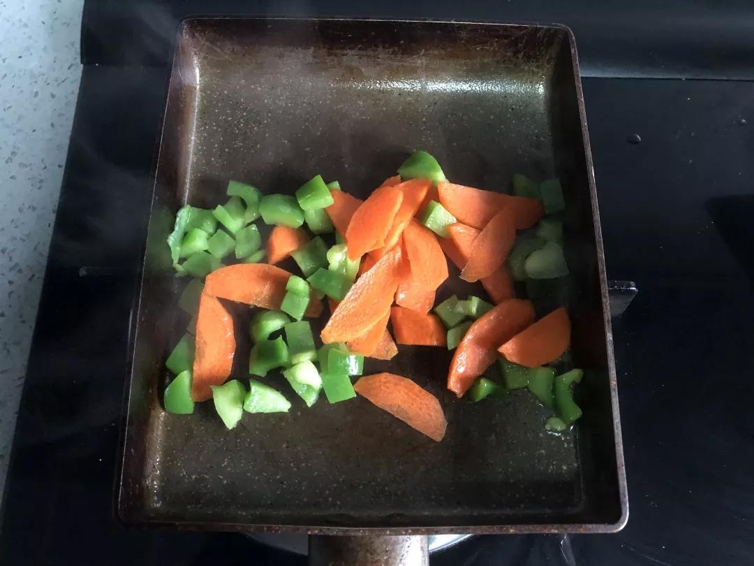 倒入胡萝卜片翻炒，加少许水焖软。