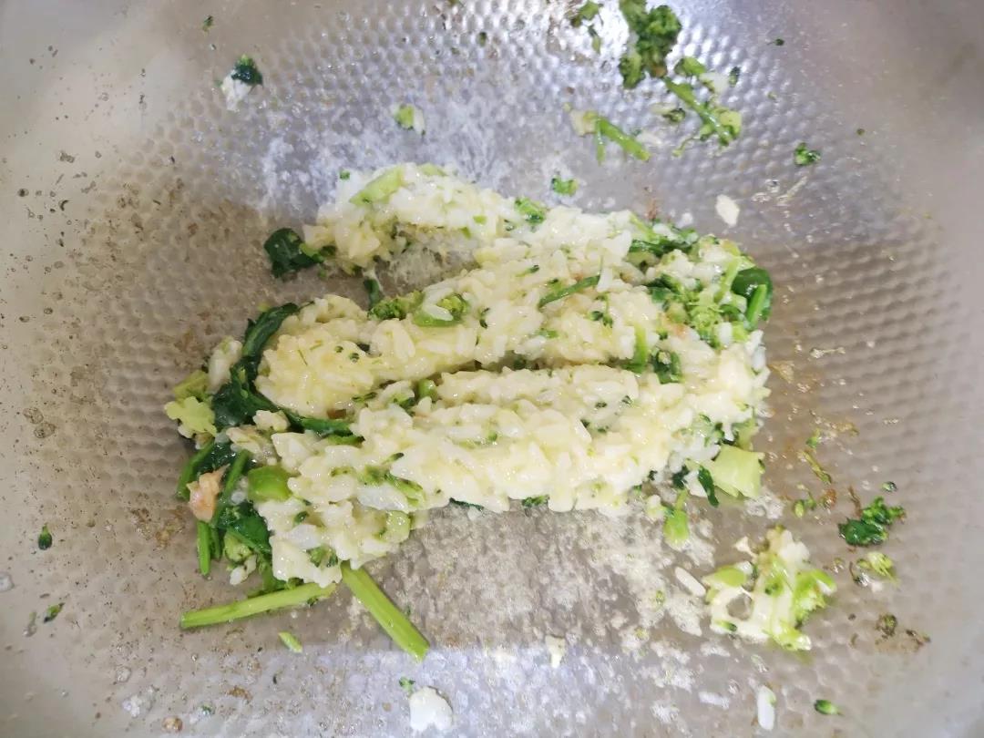 依次放入菠菜、西兰花、香菜翻炒至半熟，倒入裹了蛋液的米饭继续翻炒。