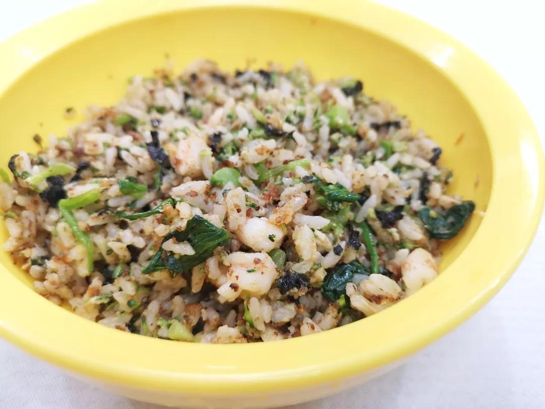 虾仁和海苔的鲜味，加上坚果粉和鸡蛋的香气，以及香菜等调味的作用，让这碗米饭充满了不一样的味道。