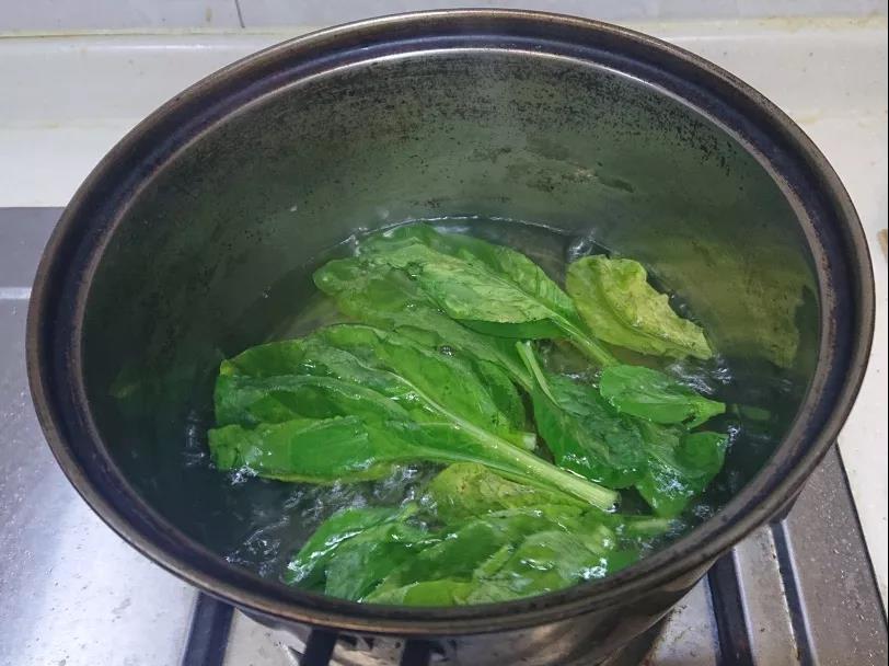 青菜叶洗净，下锅焯熟。