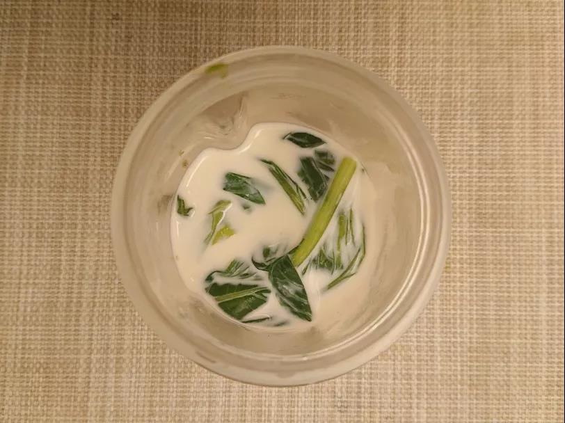 将牛奶、牛油果、青菜叶放入搅拌机中搅打成青酱泥。