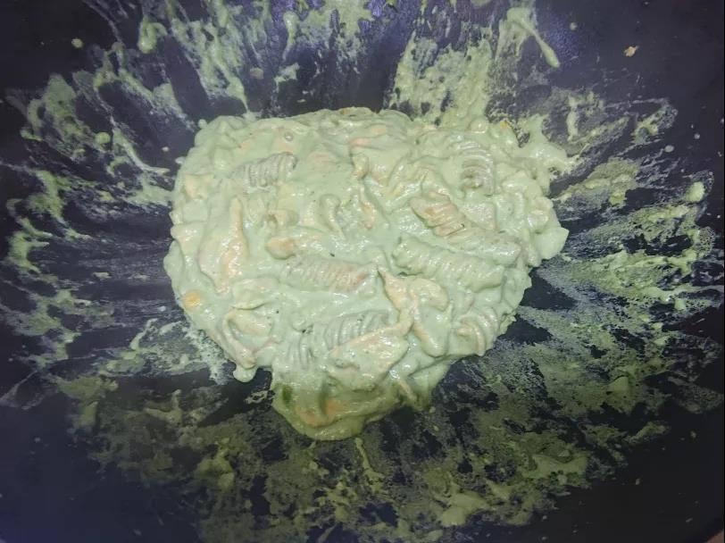 翻炒至收汁即可出锅，出锅后可以再淋上点淡奶油增味。藏起蔬菜的炒面。