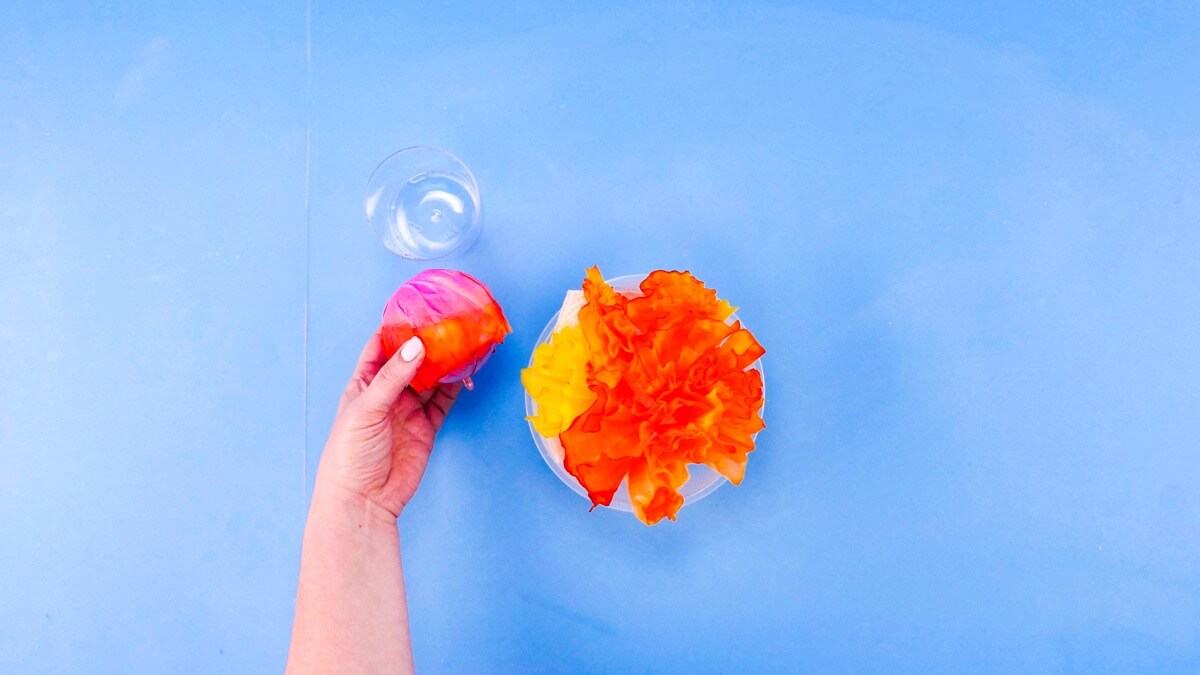 步骤7：干燥后，小心地从球上取下滤纸。 