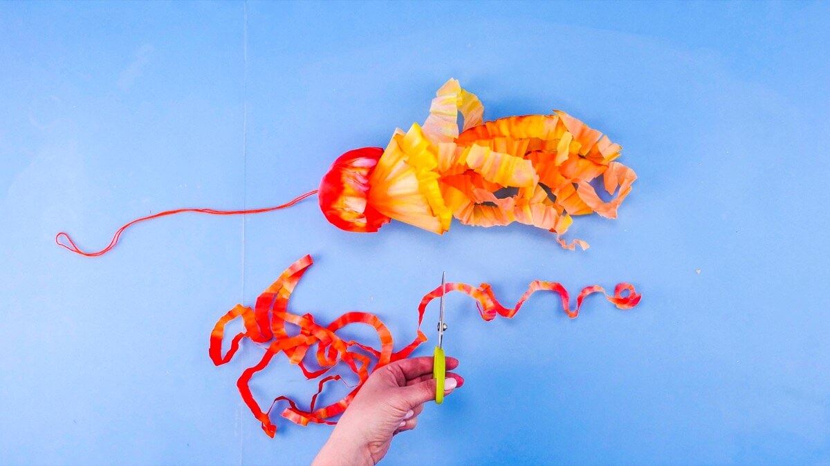 步骤15：将触手修剪到水母的长度。  