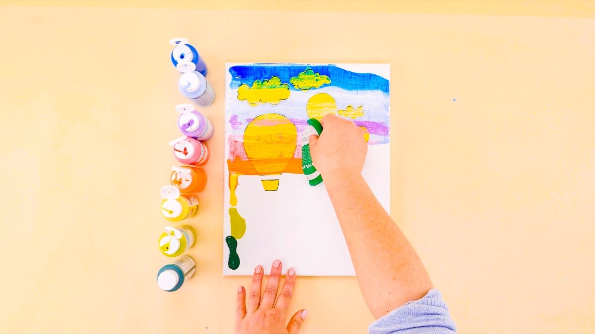 步骤7：鼓励您的孩子想象他们希望颜色如何移动。然后用盖子大笔刷油漆，每次刷完后用纸巾擦干净盖子。专业人士：避免在同一区域重复两次——当太多颜色混合时，它开始看起来像泥巴！ 