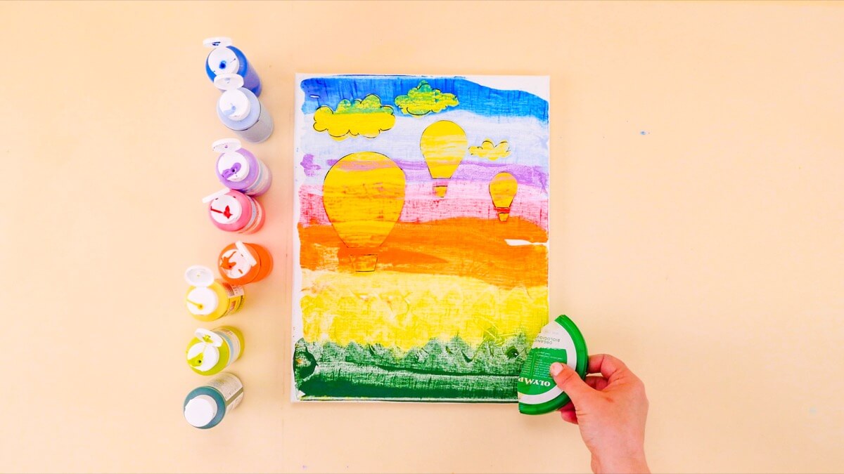 步骤8：您可以在画布的一侧挤压油漆，然后将其从一侧涂抹到另一侧。