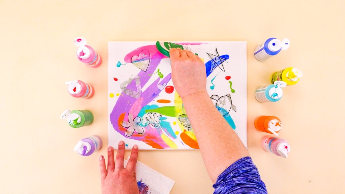 步骤10：另一种技术是将颜料点放在画布的不同位置并随机散布。只要确保你完全覆盖你的模板以获得正确的效果！