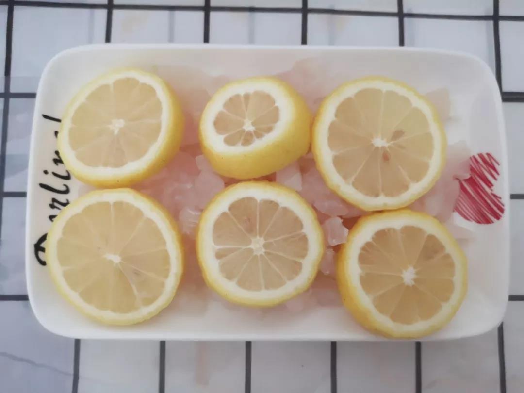 第2步： 龙利鱼切碎，用柠檬片腌制15分钟。