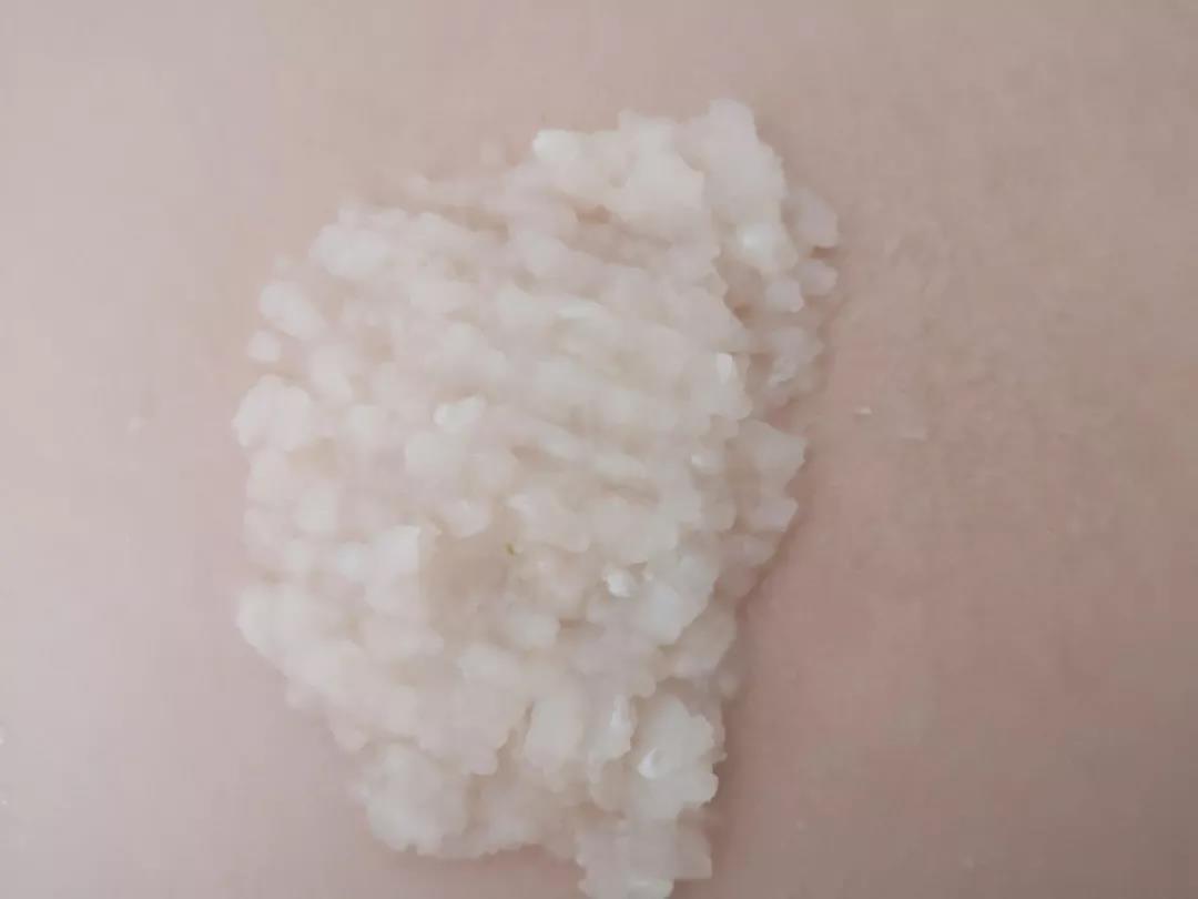 第5步：将龙利鱼剁碎待用。