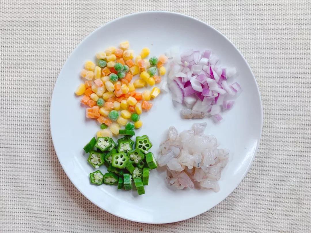 洋葱洗净去皮切碎，秋葵洗净切小块，虾仁已经切小块。