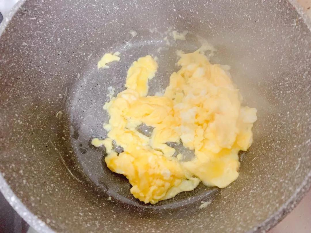 鸡蛋洗净打散，入油锅炒熟。
