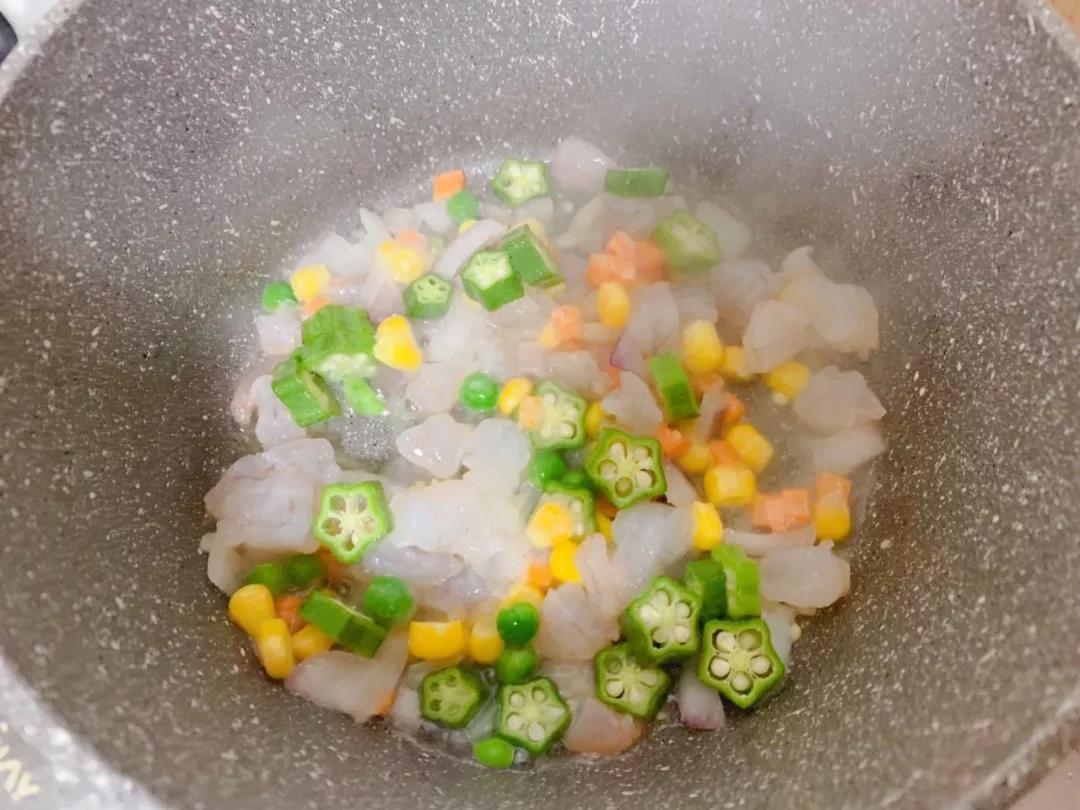 依次放入秋葵、虾仁和杂蔬。