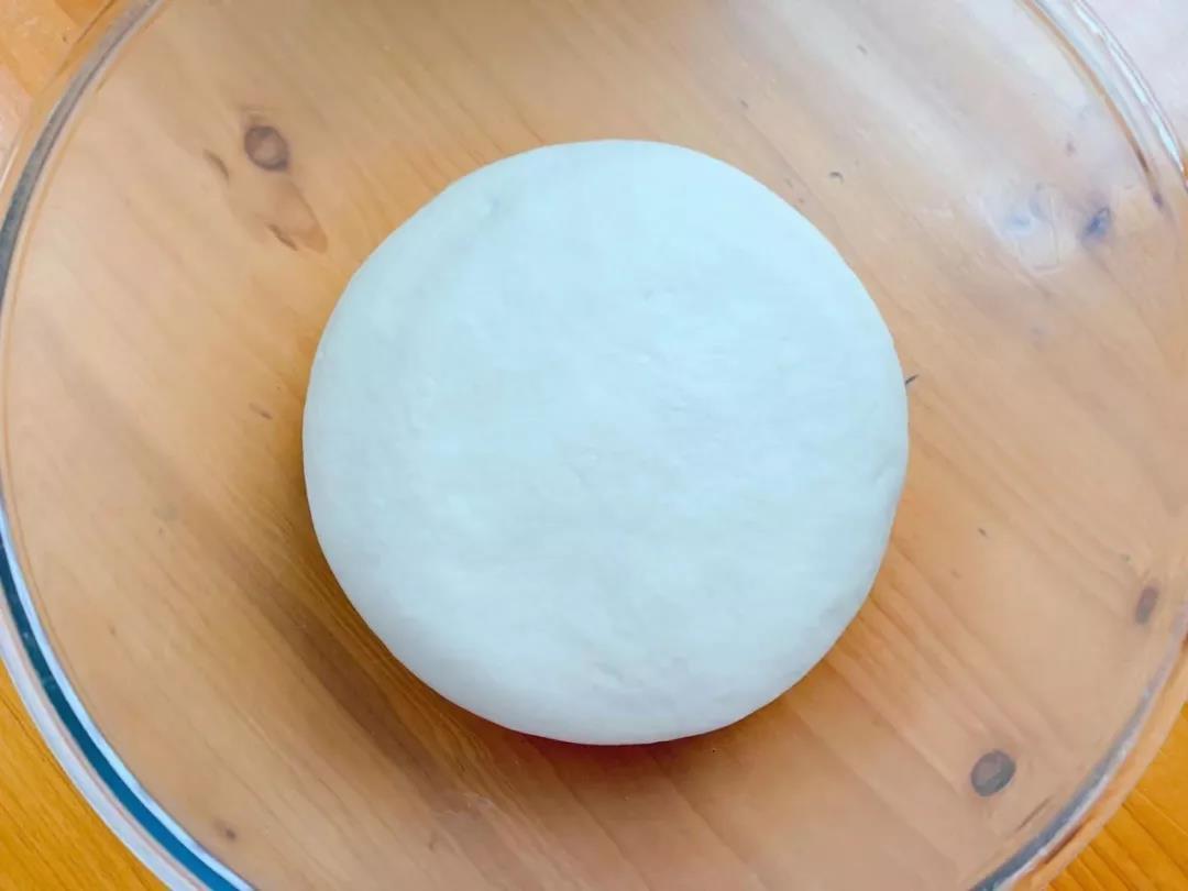 面团发酵至原来的2倍大，取出排气。